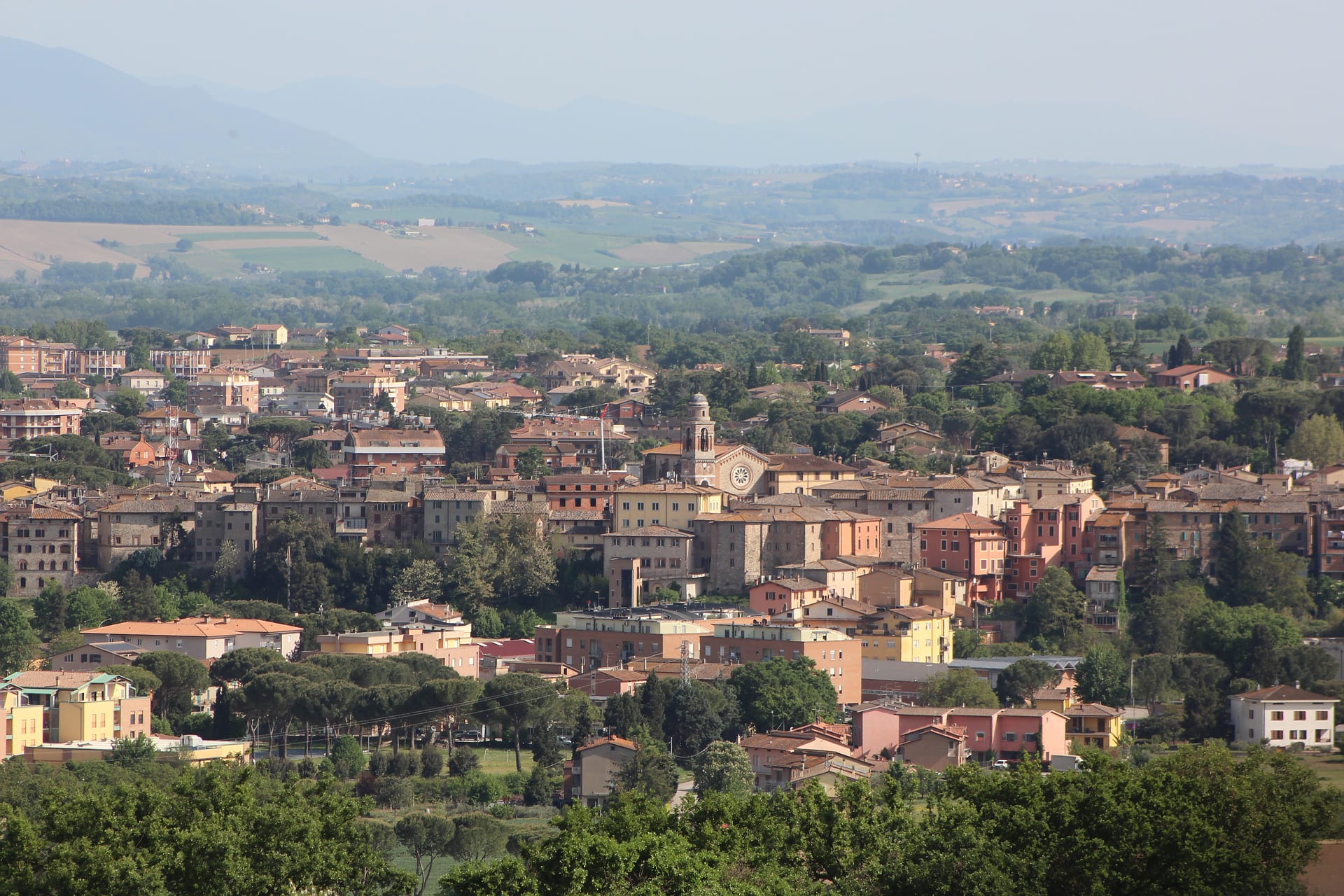 Panorama di Marsciano in Provincia di Perugia, Umbria, visto dalla campagna circostante